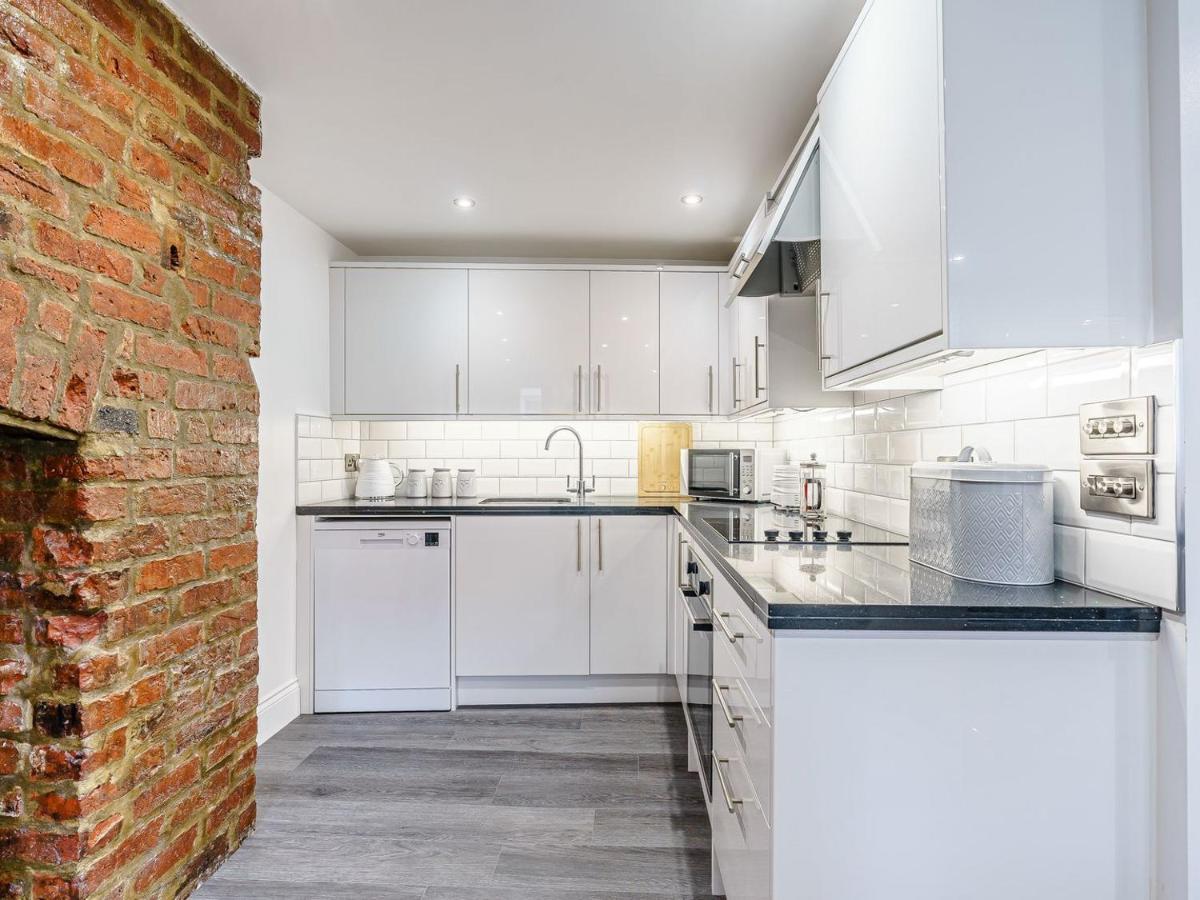 Tower Apartment 惠特比 外观 照片
